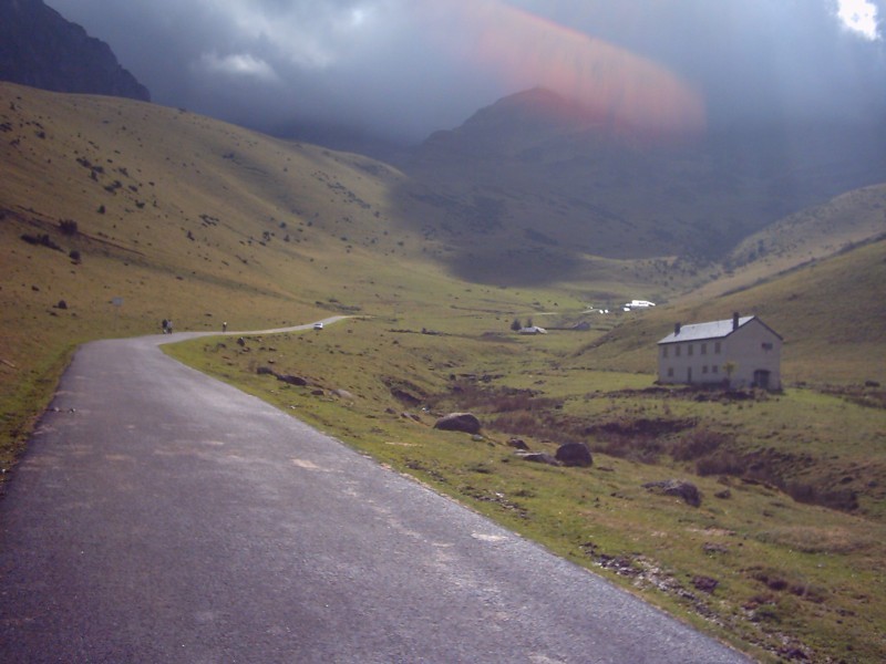 Prachtige Aanloop Naar Hourquette d'Ancizan
Prachtige vallei naar Hourquette d'Ancizan. De lage wolken en daar doorbrekende zon zorgen voor extra cachet.
