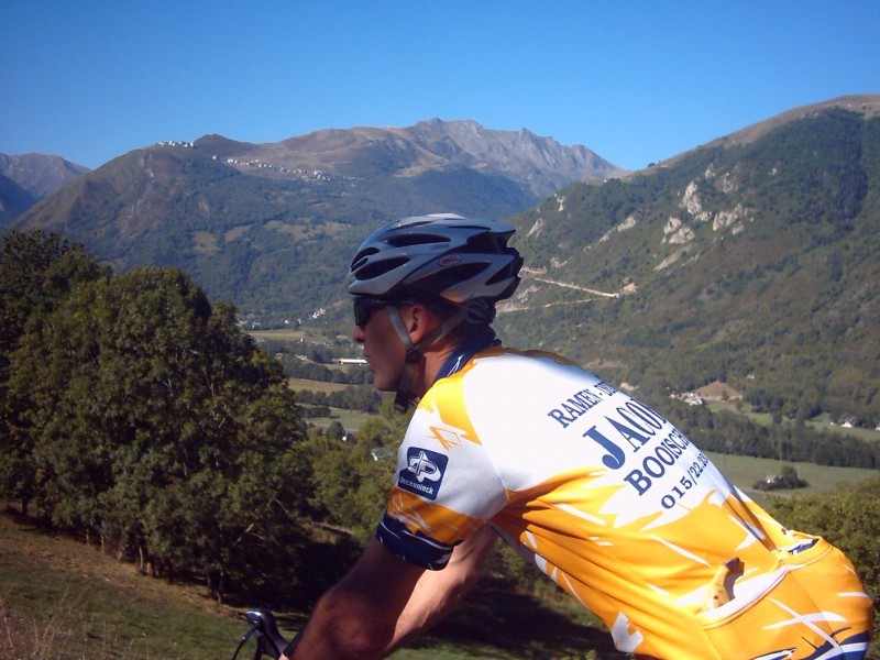 Warre Met Pla d'Adet Op Achtergrond
Op een tussenklim hebben we aan de overkant van de vallei zicht op de klim naar Pla d'Adet. Daniel oppert de hele voormiddag dat dat misschien iets voor hem is, in plaats van de Col d'Azet die de groep wil doen.
