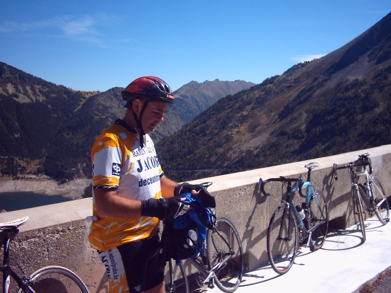 Danny Op Stuwdam 1
Danny pakt zijn vestje op de stuwdam. We zitten namelijk op 2161m. Daar staat een fris windje dat frisser dan fris aanvoelt als je niet gezweet hebt.
