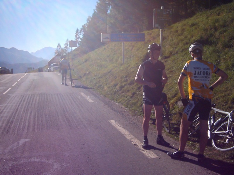 Iemand Uit Geraardsbergen
Raf maakt een praatje met een landgenoot uit Geraardsbergen die ook door de Pyreneeen trekt met de fiets.
Warre en Pit staan verderop voor de foto van Warre met de stijgingspercentages.
