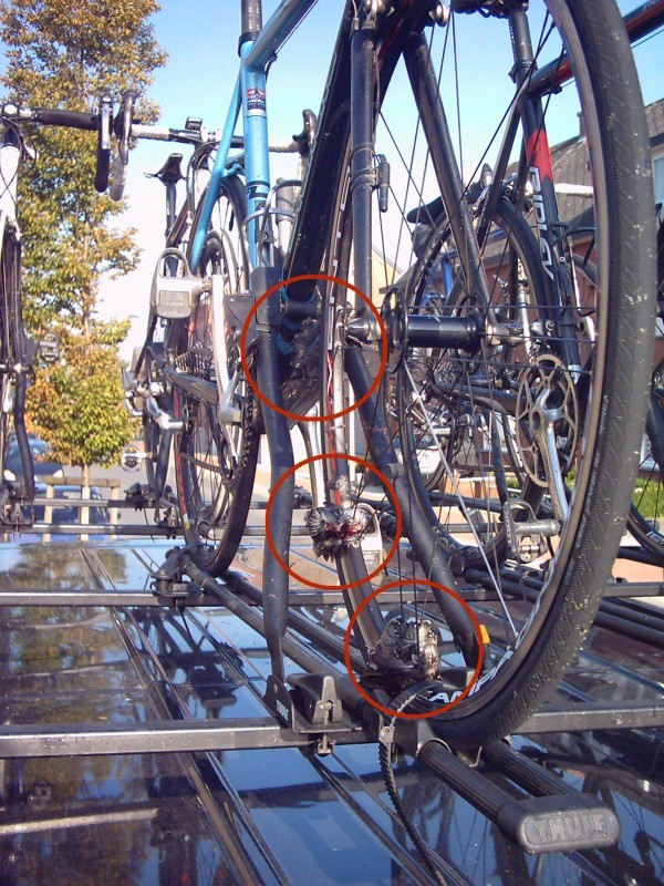 Een Vlucht Spreeuwen Gekruist 2
Vooral de fiets van de Pit werd getroffen. Hij was dan ook de convoyeur, en die moet de chauffeur de goed richtlijnen geven.
