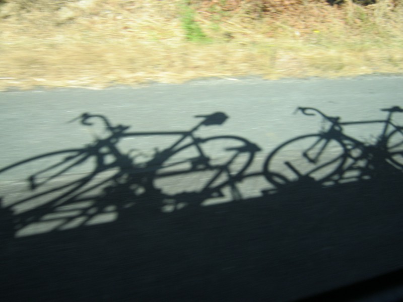 Zijn onze fietsen mee ?
Met 8 fietsen op het dak lijken we wel een team uit de pro-tour.
