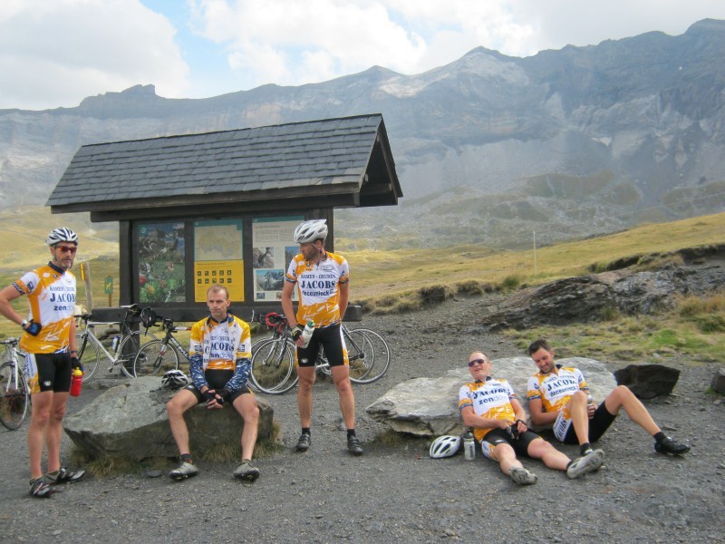 Effe bekomen
Het Cirque de Troumouse ligt op 2100 meter hoogte. Er moest dus stevig geklommen worden. Temidden van de magnifiek decor bekomen de Nissorappers van hun inspanningen. 
