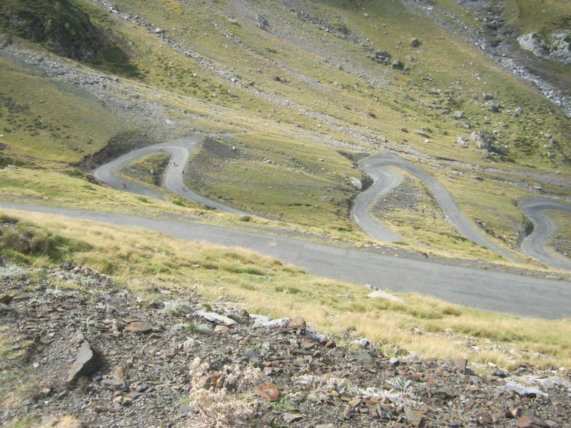 Nissorappers in de 'hairpin'
Wie goed kijkt, bespeurt enkele Nissorappers in volle afdaling.
