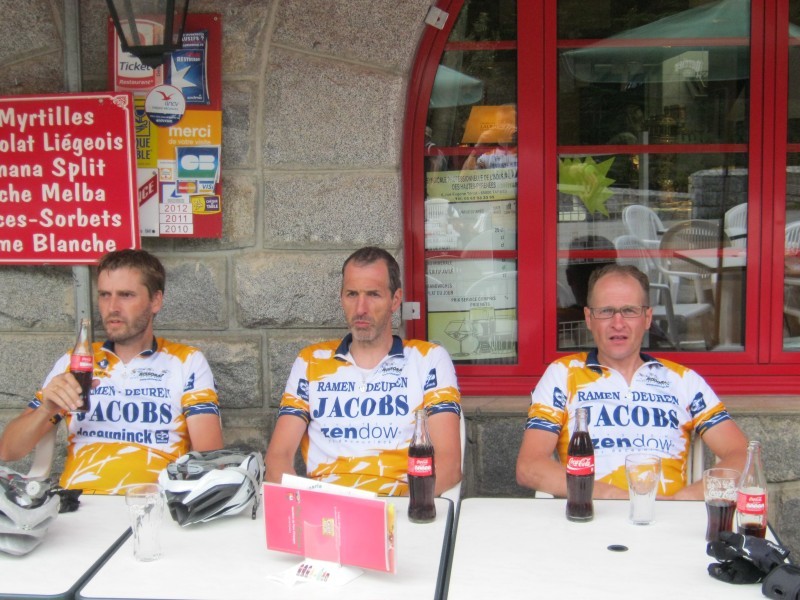 Terras bij de Pont d'Espagne
Boven aan de Pont d'Espagne installeerden we ons op een terrasje, met zicht op de watervallen. Koen pruilt nog wat na omdat 'schurk' Johan hem 'zijn' eerste plaats op de klim afpakte.
