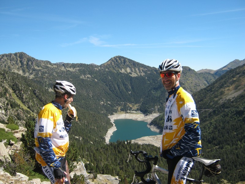 2160 meter hoog
We staan op het hoogste punt van onze reis. Hale is als eerste toegekomen en geniet nog na. Misschien krijgt Warre ooit wel spijt dat hij deze heeft 'weggegeven' (cfr. Armstong vs. Pantani in de Tour van 2000).
