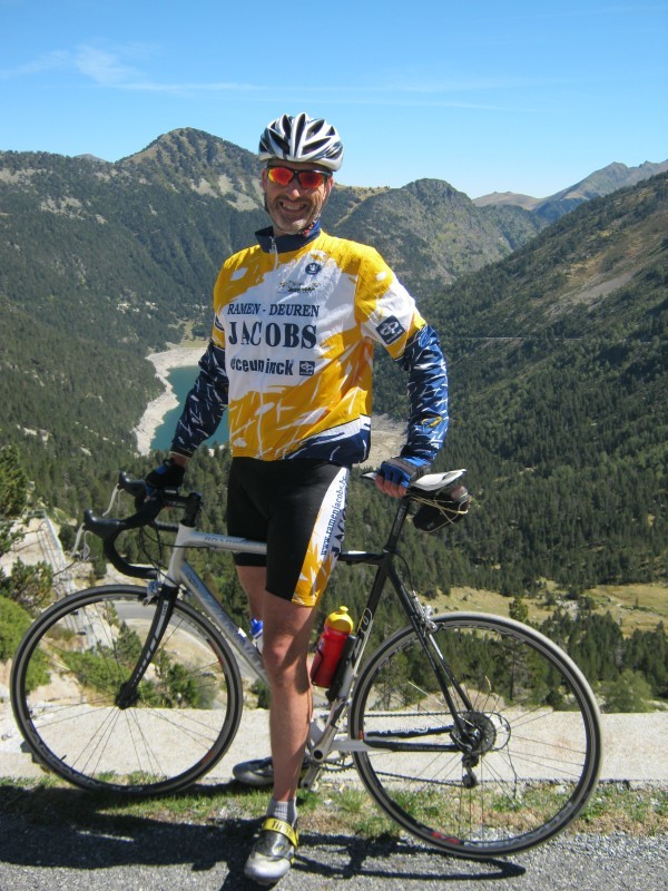 Hale glundert
Hale heeft zonet op het 'dak' van onze reis de souvenir Desgrange veroverd (of was het nu de souvenir Jacques Goddet in de PyreneeÃ«n) en is daar maar wat trots op.
