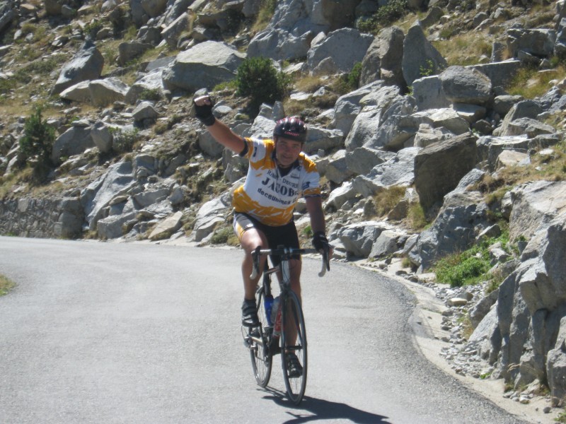 Danny overwint de col
Danny heeft nog energie genoeg om zijn aankomst op de top met een fikse zwaai te vieren.
