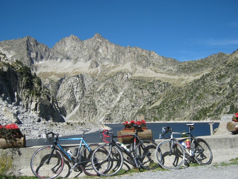 Zicht op het Massif de NÃ©ouvielle
Vanop het terras hebben we een schitterende uitzicht over het meer. De bergtoppen erachter behoren tot de hoogste van de Franse PyreneeÃ«n.
