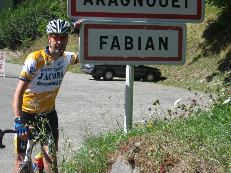 Hale meets Fabian
Hale is een fervent supporter van Cancellara, die jaarlijks paraat was wanneer Spartacus pintjes kwam tappen in zijn voormalige supporterscafÃ© Jong Jut. Deze uitgelezen kans kon hij dan ook niet laten liggen.
