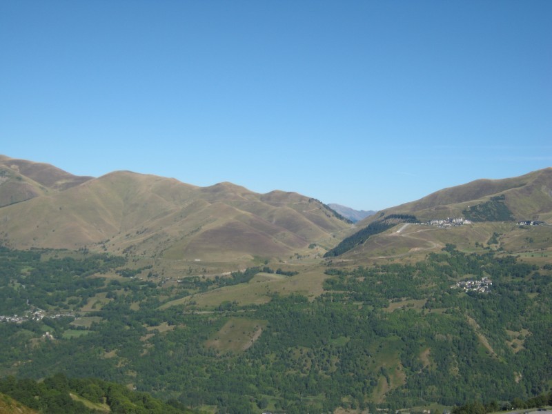 Zicht op de Col de Peyresourde
Vanop de Col d'Azet konden we de uitsnijding van de Col de Peyesourde duidelijkzien liggen. Het was de bedoeling dat we de volgende dag langs daar zouden terugkeren vanaf de Port de BalÃ¨s.
