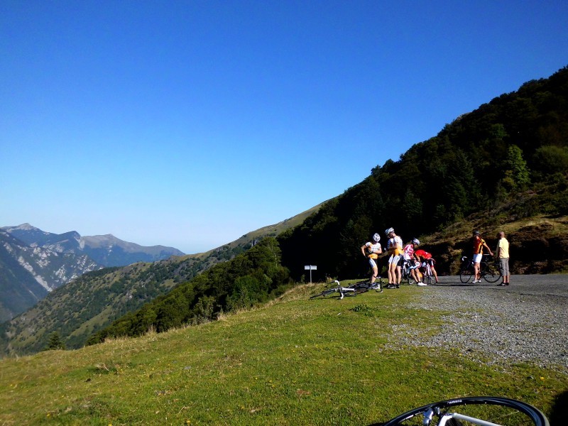 Groep op Col de Spandelles
Bovengekomen gaan de fietsen aan de kant en wordt er direct gegeten en gedronken. Dit was een onverwacht zware klim.
