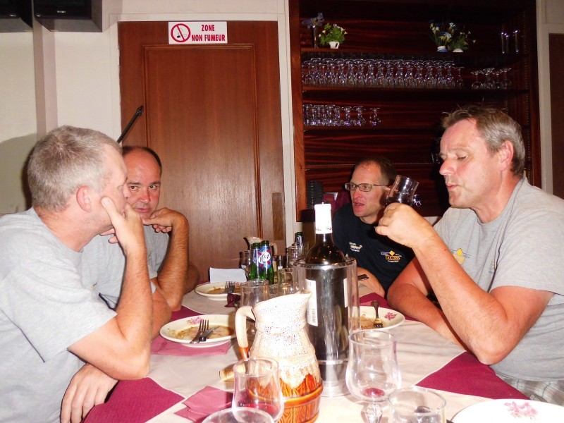 avondmaal
alle borden leeg; groten honger of lekker eten?  
Allebei!
Is er onder de nissorappers ne sommelier in wording?
