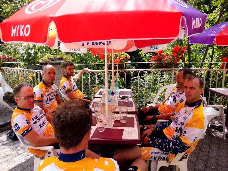 we hemme honger, we hemme hÃ©Ã©l den dag nog niks gehad
in de plaatselijke pizzeria aan de voet van de klim naar Cirque de Trousmouse.
De Klane vangt nen uil
