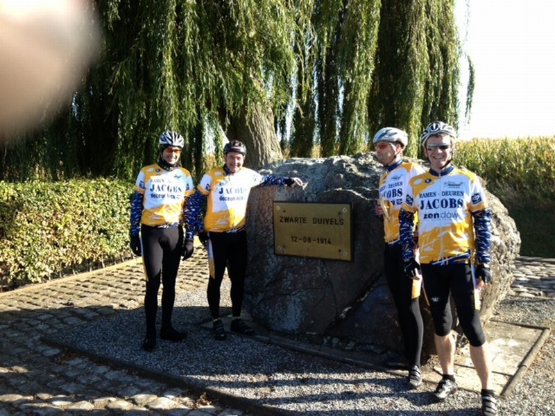 Gedenksteen Zwarte Duivels
De 3e Cyclistencompagnie stond namelijk bekend onder de naam "Zwarte Duivels". De duitsers noemden hen "Schwarze Teufel"  omdat ze zo beweeglijk waren en door hun geestdrift de schrik van de vijand waren. 

