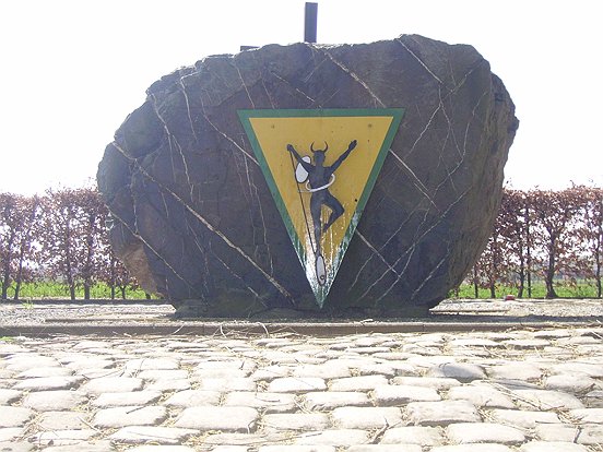 Embleem Zwarte Duivels
In 1898 werd elke 4Ã© compagnie van het Regiment Karabiniers uitgerust met fietsen, in 1911 werden deze compagnies samengevoegd tot een bataljon wielrijders verbonden aan het Regiment Karabiniers. Vanaf 1 december 1913 werd het onafhankelijke 1Ã© bataljon Karabiniers-Wielrijders opgericht.
Het bataljon bestond uit: 1 Staf en 3 CompagnieÃ«n Wielrijders
