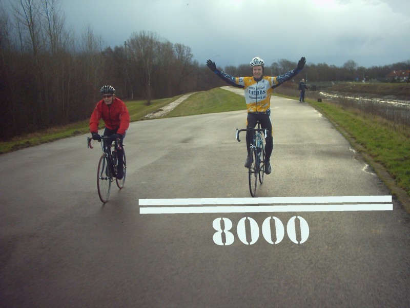 Pit viert 8000km
Pit heeft op de valreep van 2012 nog net 8000 kilometer bijeengefietst. Hier passeert hij virtueel de meet van de 8000km. Er was wel nog een extra ritje op zaterdag nodig om het doel te halen vandaag. De aardige veteraan moest wel eens lachen want hij doet er minstens 20.000 per jaar. Maar hij kon wel apprecieren dat hij bij stevige windop mee in het wiel mocht. 
