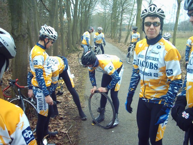 Raf rijdt lek
en meestal staat Woens mee op de foto met diegene die lek rijdt, omdat hij zich altijd aanbiedt om te helpen.
