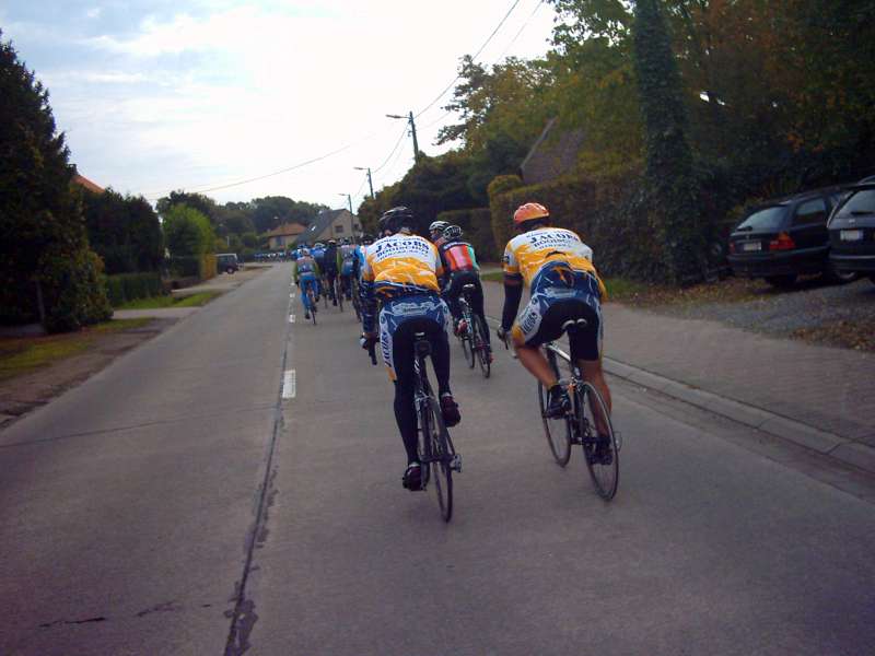 Halfweg peloton  
Dat het een serieus peloton was daar in Beerzel kunt ge hier zien. Wij zaten ongeveer halfweg dat peloton. Dezelfde sliert reed nog eens achterons.
