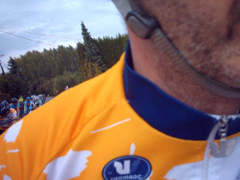 Mislukte achterom foto
Een poging om peloton achter ons te fotograferen is schromelijk mislukt. Omdat Eggie er toch nog op geraakt is, toch in de album opgenomen
