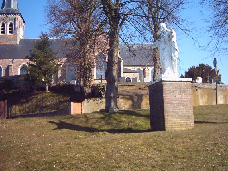 Heilig Hart beeld van Tielt 2
Zicht op de kerk van Tielt die op een kleine heuvel boven de omgeving uittorent.
