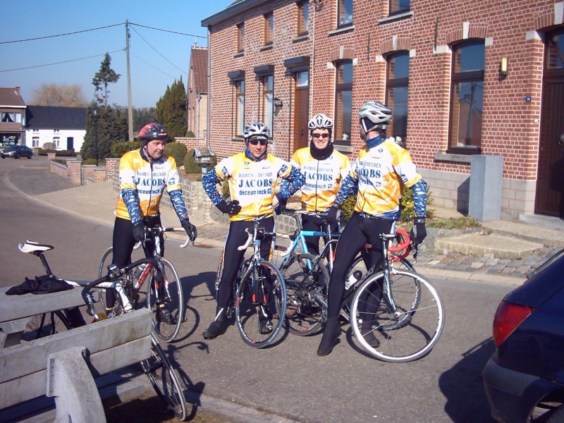 Groep in Tielt 2
... en posteert/poseert midden de groep.
