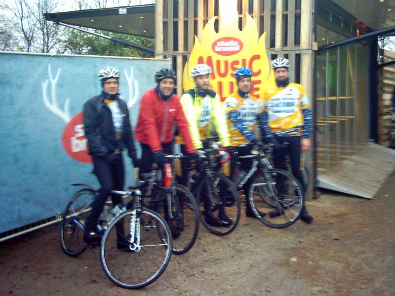 Groep aan ingang van Mucic For Life 1
Omdat we al redelijk nat en verkleumd waren door een vroege regenbui, gingen we niet binnen maar posteerden we ons voor de ingang voor een foto 
