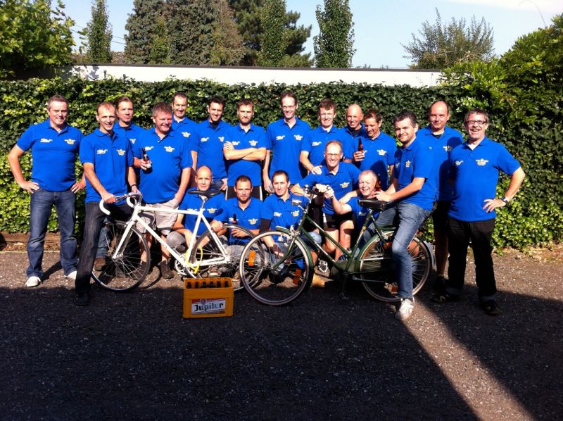 Eerste groepsfoto
Fier poseren met de nieuwe polo's die we van onze sponsor cadeau kregen.

Merci Herman!
