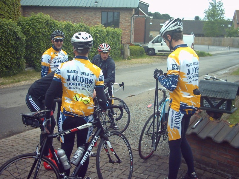 Derde Lekke Band 2
Als iedereen helpt en wat kommentaar geeft, gaat dat zo voorbij. Alleen het weer werkte vandaag niet mee. Motregen en koude wind maakten er geen aangenaam weer van om te fietsen of te wachten op een reparatie.

