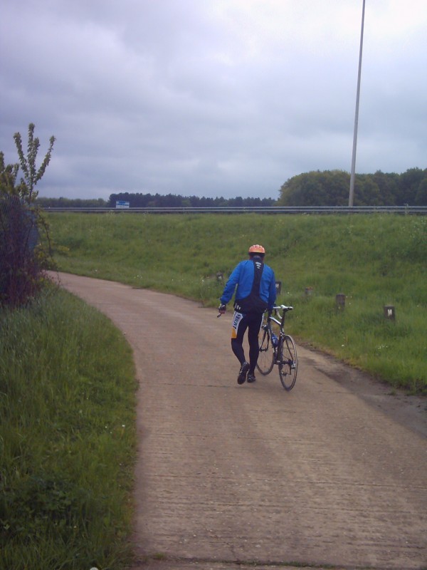 Straffe Toeren 1
Met al die lekke banden kon het niet erger meer worden dachten we. Maar dan verliest de Joeri zijn nieuw kilometrikske op een kasseitje in Nieuwrode. Bij het terugrijden om het te gaan zoeken, duwt den DaniÃ«l zo fors op zijn pedaal dat die helemaal los komt met roulement en as en al.

