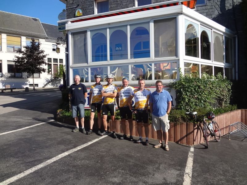 Hotel Drosson, vertrek richting Neroth
Maandag reden we met drie met de fiets van Hallaar naar Wirtzfeld, dinsdag reden we met 4 van Wirtzfeld naar eindbestemming Neroth.
