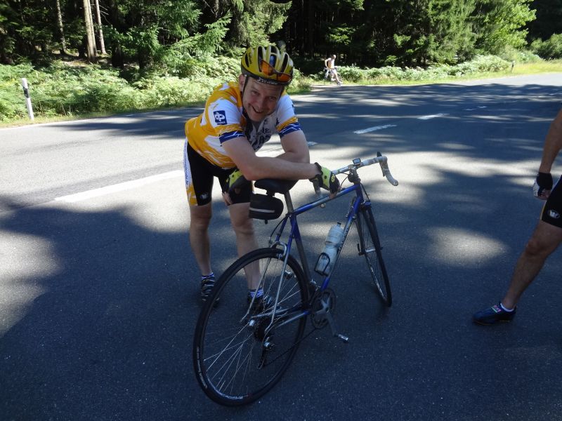 Laatste klim van de voormiddag 
Johnny in toogpositie op zijn fiets.
