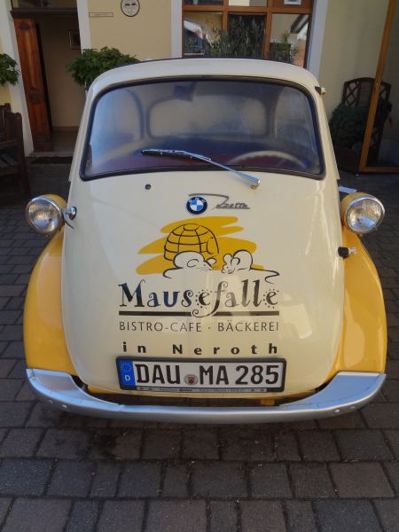 Grote lux, bmw voor de voordeur

