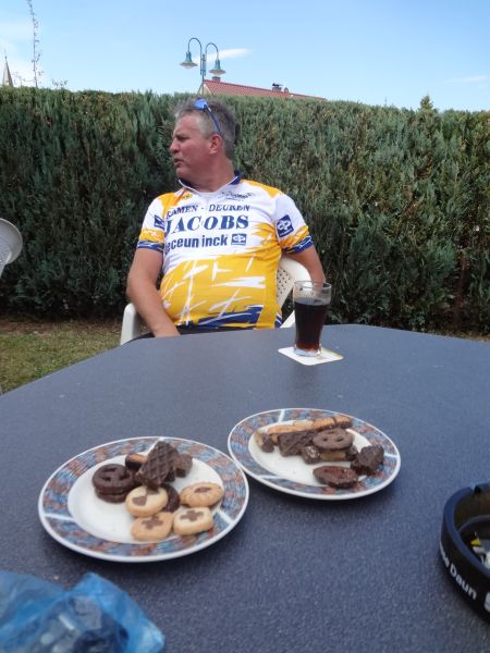 Aankomst in cafÃ©
Plassen onder tafel doe je niet
