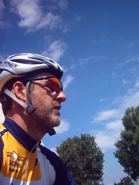 Selfie met blauwe lucht
En ineens maar overdrijven. Toch opmerken dat het ondertussen prachtig weer was geworden. Bij vertrek was er twijfel of we het droog zouden houden. 
