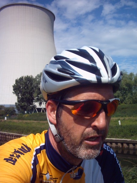 Selfie met koeltoren 2
Toch proper gekadreerd en geposeerd. Voor de rest staat ondergetekende niet zoveel op zijn eigen foto's.
