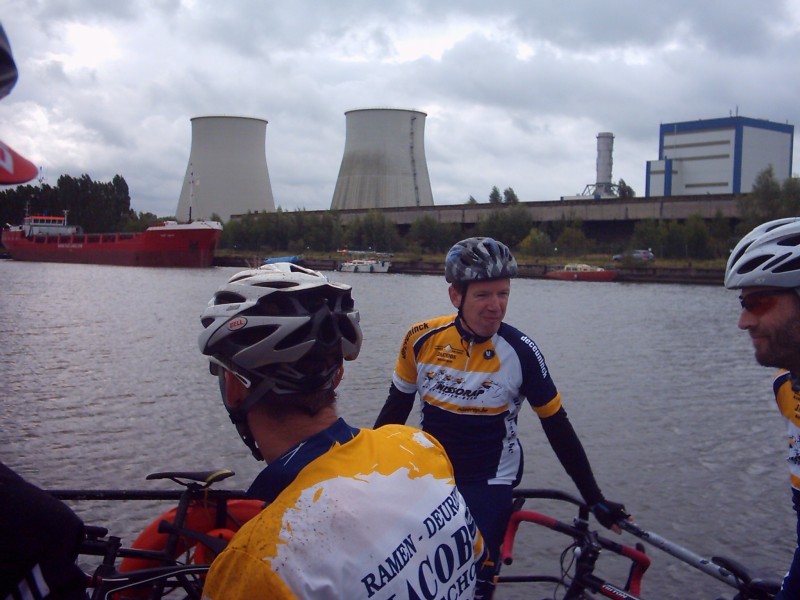 Pit houdt de reling vast
Niet dat er wild water voorspeld is, of sterke stroming, maar gewoon de overgang van fietsbenen, over landbenen naar zeebenen, ge zoudt voor minder over kop gaan.
