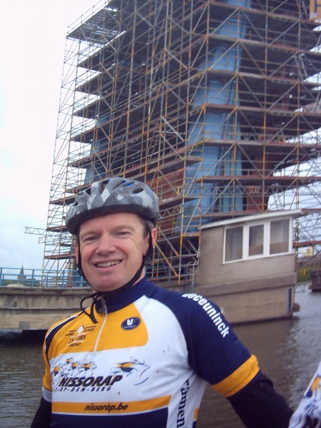Pit poseert voor de brug
Ook Pit even voor de brug vastleggen. Trouwens, weerom bedankt voor het feilloos gidsen tijdens deze verre rit naar Asse. Heel mooi parcours !

