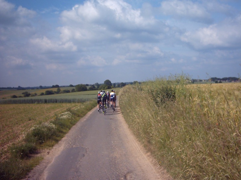 Groep Op Raffelberg richting Duisburg 1
Het Hoogste Punt had een mooie toertocht ineen gestoken ten westen van Leuven. Toevallig ook een van onze lievelingsstreken om te toeren.
