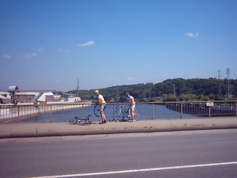 Plat op de brug
Raf rijdt plat midden op de brug over de Maas in Luik (Engis). Een van de 'vuilste' stukken op het parcours ook, met geen of geen noemenswaardig fietspad en veel steenslag.
