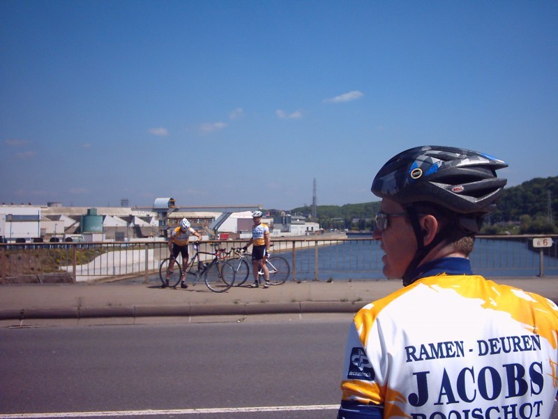 Band vervangen op brug
Gelukkig is er een heel breed voetpad, of moet dat het fietspad zijn ? Raf kan de band snel vervangen en wij genieten van het uitzicht. Alleen ook nog deze drukke baan oversteken.
