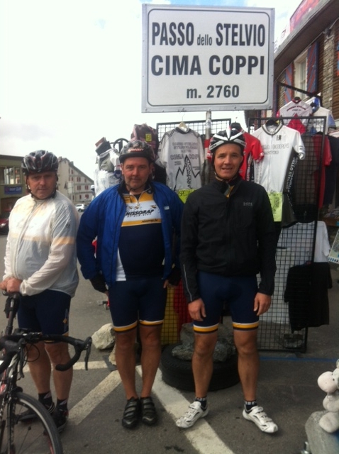 Samen op de Stelvio 2
John nam een hele poos tot de top een Ottenburger mee in zijn wiel, en dat doet die kerel op 100m van de top? Yep, wegspringen en doen alsof hij alleen boven geraakt is. Maar hij hing onderweg eerst wel ergens aan een reling uit te rusten. Wij bij Nissorap, rijden altijd tot de top zonder oponthoud en zonder voet aan grond... anders beginnen we er niet aan !
