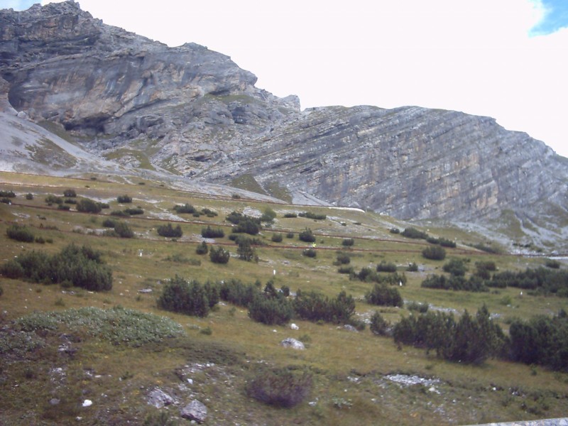 Johan enkele bochten boven mij
Tijdens de afdaling van de Stelvio, na de beklimming van de Umbrail, is de witte stip in het midden Johan, die enkele bochten boven mij gestopt is. 
