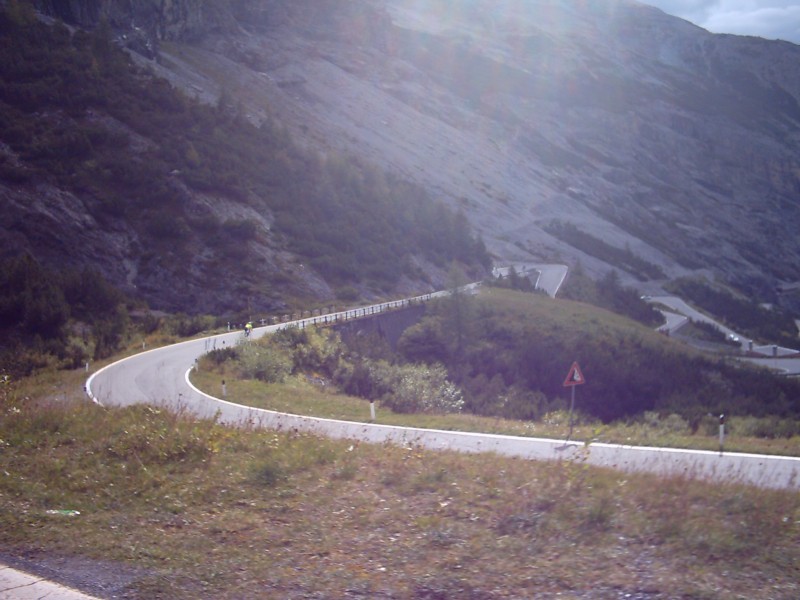 Johan in afdaling Stelvio
Johan (de gele stip) in vervolg van de afdaling van de Stelvio richting Bormio. Woens moet nog een paar bochten verder zijn.
