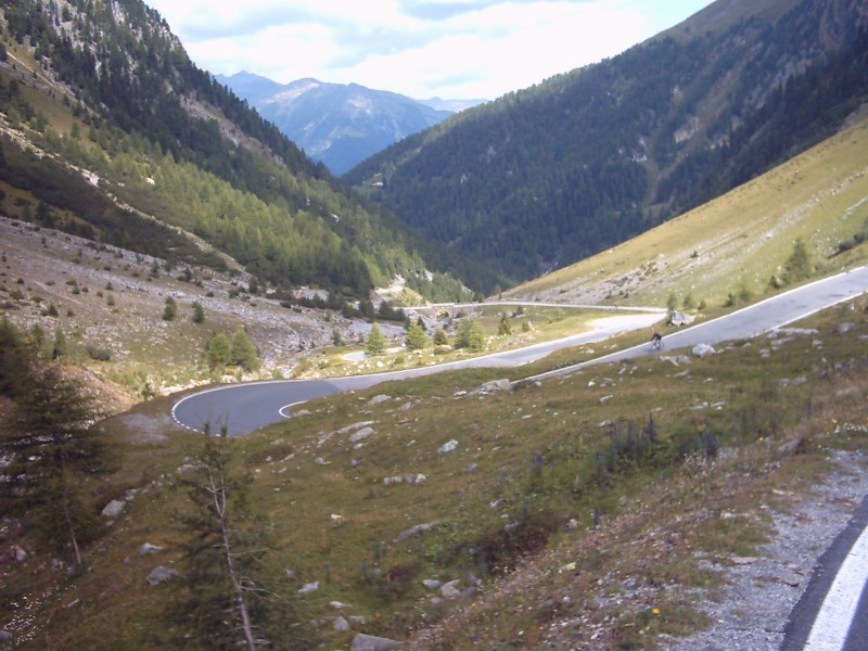 Afdaling Umbrail 1
Na de beklimming van de Stelvio vanuit Bormio dalen we terug een stukje af en nemen dan rechts de afdaling van de Umbrail om zo in Prato te geraken om de Stelvio langs de andere kant te beklimmen.
