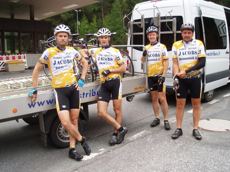 De bezemwagen?
Om van Livigno richting Passo Fuorn te geraken moet je door een tunnel van 4 kilometer en hiervoor moet je verplicht een shuttle nemen als fietser.
