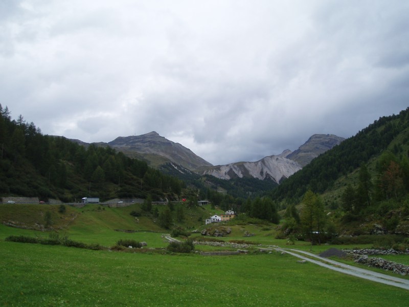 Op weg naar Passo Bernina
Vanuit Poschiavo niet zo'n mooie klim maar iets voor de splitsing naar Livigno wordt het wel mooier.
