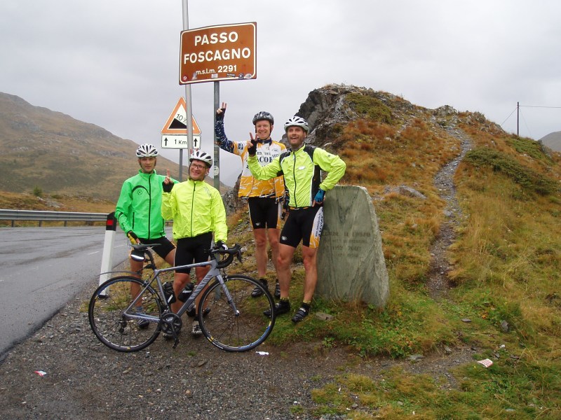 Passo Foscagno
Ook hier geldt de wet van de vingertjes in de lucht!
Nadien een afdaling in de gietende regen ...
