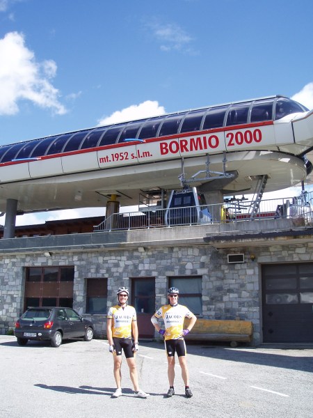 Fietsers voor skilift
Bormio 2000 blijkt iets lager te zijn dan 2000m
