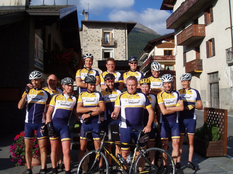 Traditionele groepsfoto
Elke reis moeten we natuurlijk een groepsfoto maken voor het hotel bij de start van de koninginnenrit (2x Stelvio voor sommigen)
